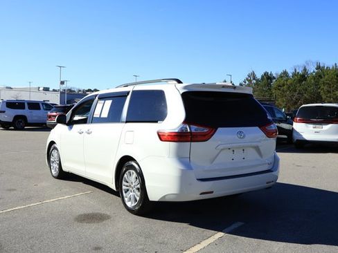 Used 2017 Toyota Sienna XLE image 8
