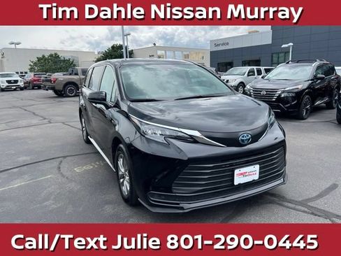Used 2024 Toyota Sienna LE AWD/4WD image 3