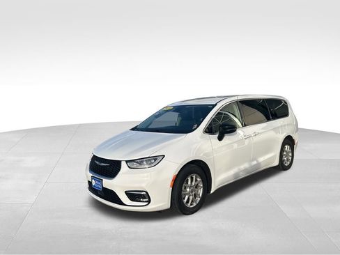 Used 2024 Chrysler Pacifica Touring-L image 3