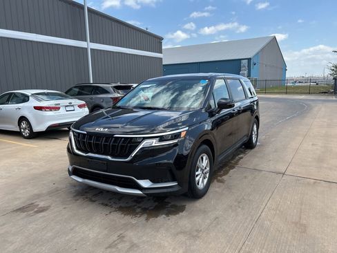Used 2024 Kia Carnival LX FWD image 1