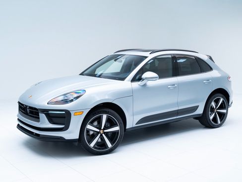 Certified 2026 Porsche Macan AWD/4WD image 1