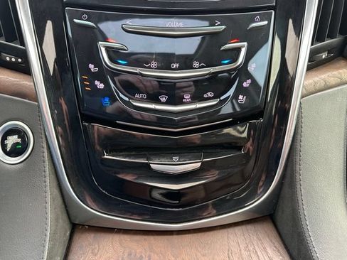 Used 2019 Cadillac Escalade Luxury AWD/4WD image 35