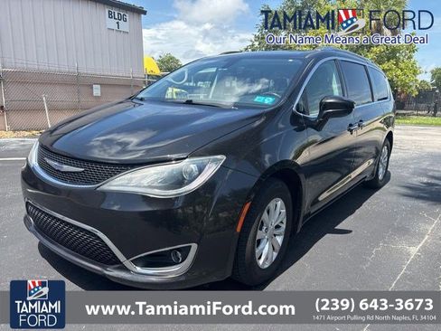Used 2020 Chrysler Pacifica Touring-L FWD image 1