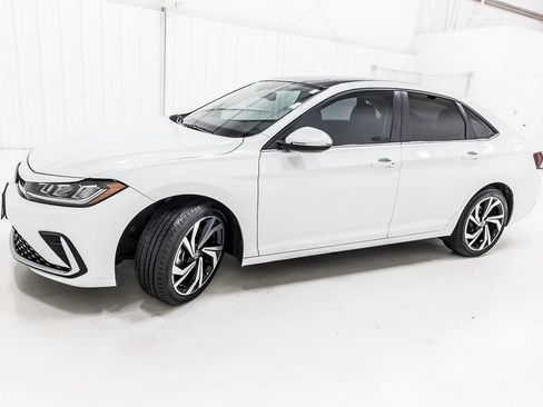 Used 2025 Volkswagen Jetta SEL FWD image 4