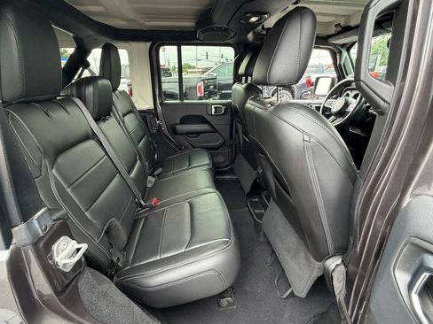 Used 2018 Jeep Wrangler Unlimited Sahara w/ Dual Top Group AWD/4WD image 11