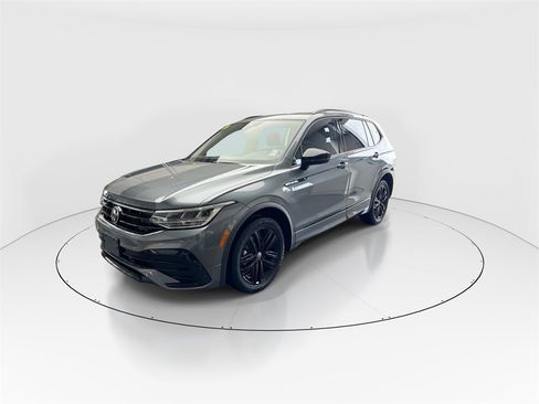 Used 2022 Volkswagen Tiguan SE R-Line image 4