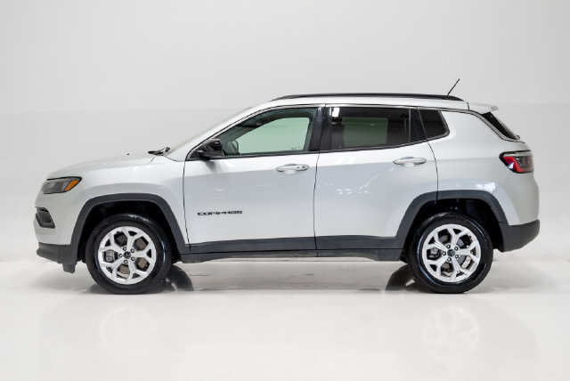Used 2025 Jeep Compass Latitude w/ Sun & Sound Group AWD/4WD image 32