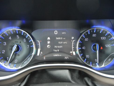 Used 2018 Chrysler Pacifica Touring-L w/ Advanced Safetytec Group image 12