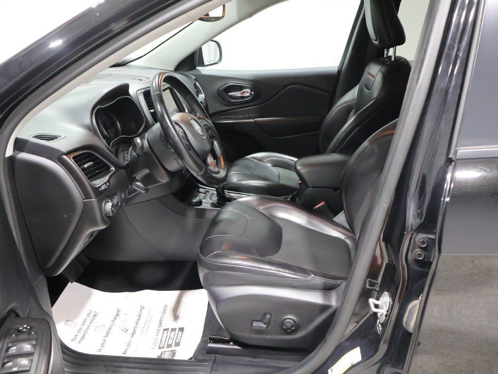 Used 2021 Jeep Cherokee Trailhawk w/ Comfort/Convenience Group AWD/4WD image 11