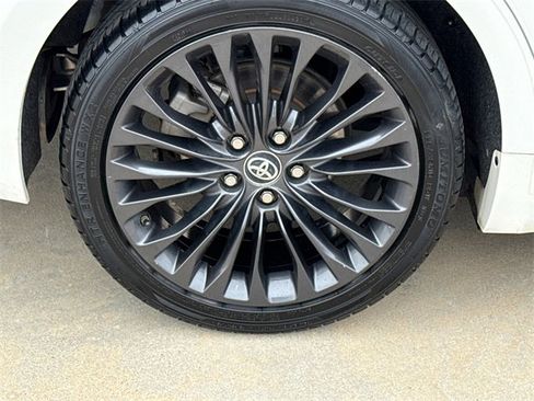 Used 2016 Toyota Avalon Touring image 9