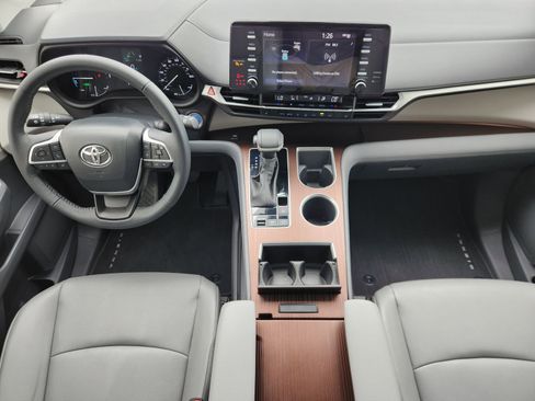 Used 2023 Toyota Sienna XLE FWD image 29