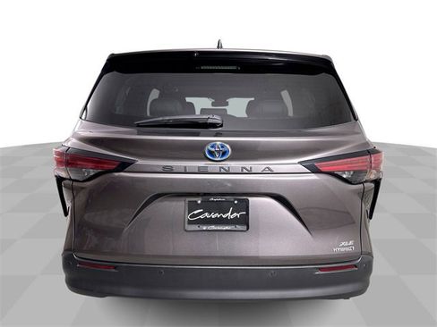 Used 2022 Toyota Sienna XLE image 7