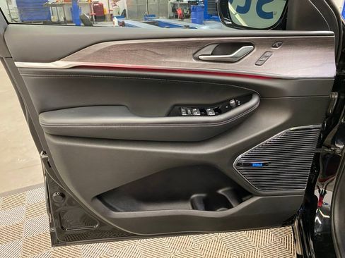 Used 2023 Jeep Grand Cherokee Overland w/ Luxury Tech Group IV image 28