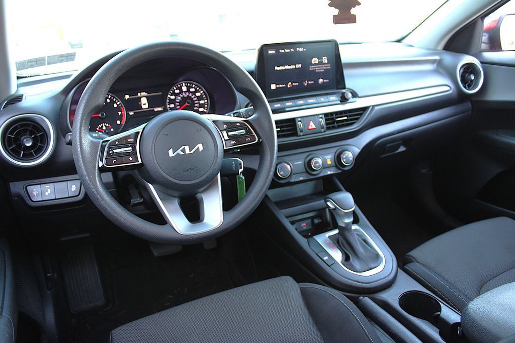 Used 2023 Kia Forte LXS w/ LXS Technology Package FWD image 4