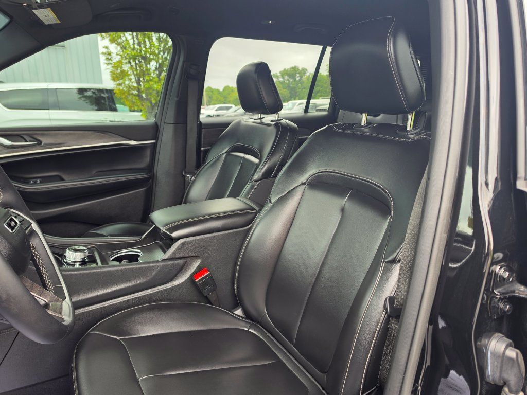 Used 2024 Jeep Grand Cherokee L Limited w/ Black Appearance Package AWD/4WD image 10