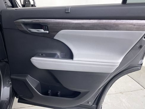 Used 2021 Toyota Highlander Platinum image 25