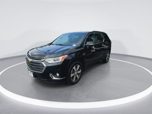 Used 2021 Chevrolet Traverse LT w/ LT Premium Package image 4