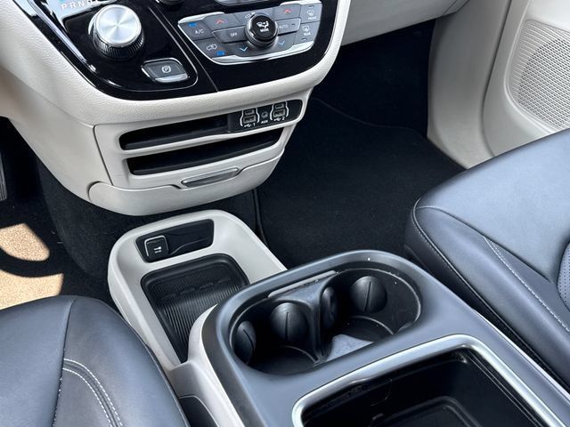 Used 2024 Chrysler Pacifica Limited FWD image 11