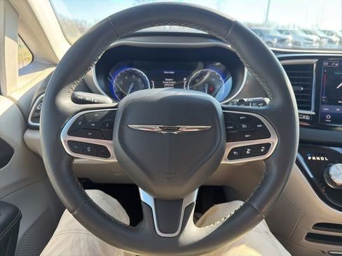 Used 2023 Chrysler Pacifica Touring-L FWD image 45