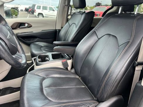 Used 2018 Chrysler Pacifica Touring-L Plus FWD image 16