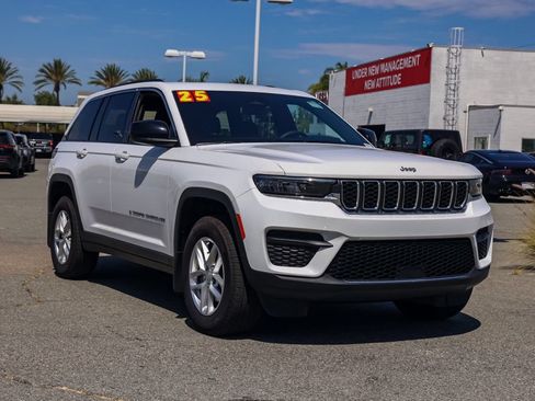 Used 2025 Jeep Grand Cherokee Laredo X AWD/4WD image 2