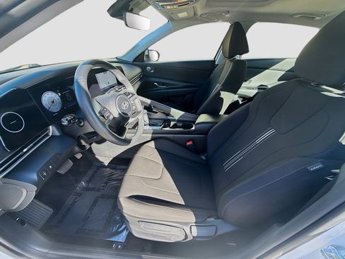 Used 2025 Hyundai Elantra SEL image 19