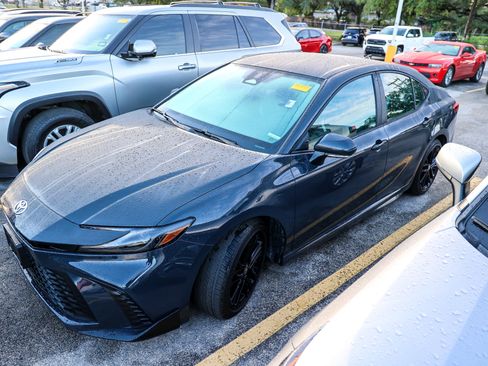 Used 2026 Toyota Camry SE FWD image 3