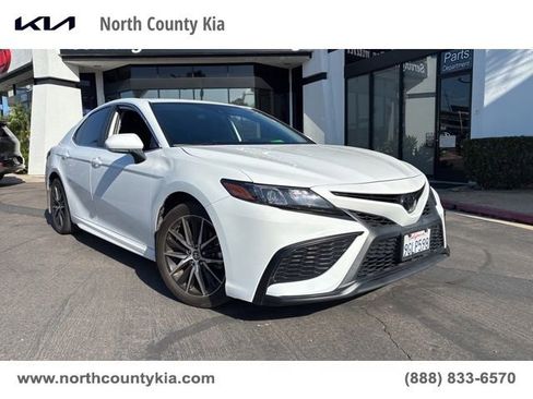 Used 2023 Toyota Camry SE FWD image 1
