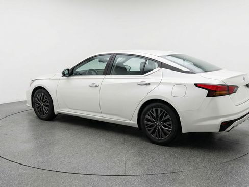 Used 2025 Nissan Altima 2.5 SV FWD image 6