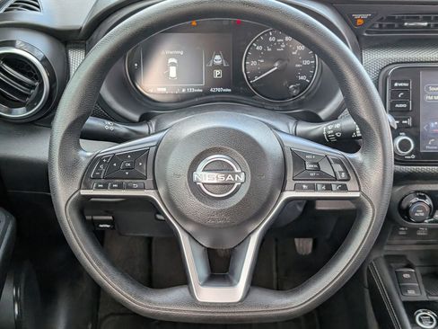 Used 2022 Nissan Kicks SV FWD image 11