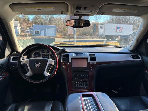Used 2013 Cadillac Escalade Premium image 31