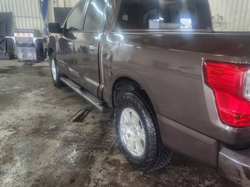 Used 2019 Nissan Titan SV RWD image 3