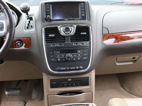 Used 2014 Chrysler Town & Country Touring-L w/ Driver Convenience Group image 25