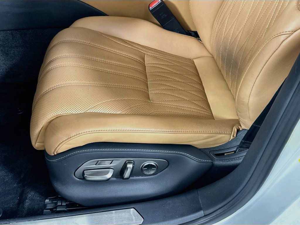 Used 2023 Lexus LS 500 w/ Luxury Package RWD image 19