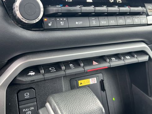 Used 2022 Toyota Tundra Platinum image 31