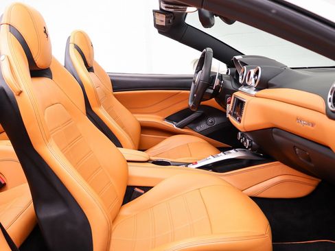 Used 2017 Ferrari California T RWD image 34