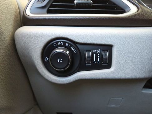 Used 2017 Chrysler Pacifica Touring-L FWD image 46