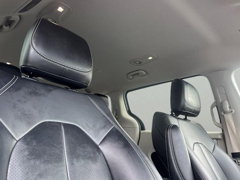 Used 2024 Chrysler Pacifica Select image 21