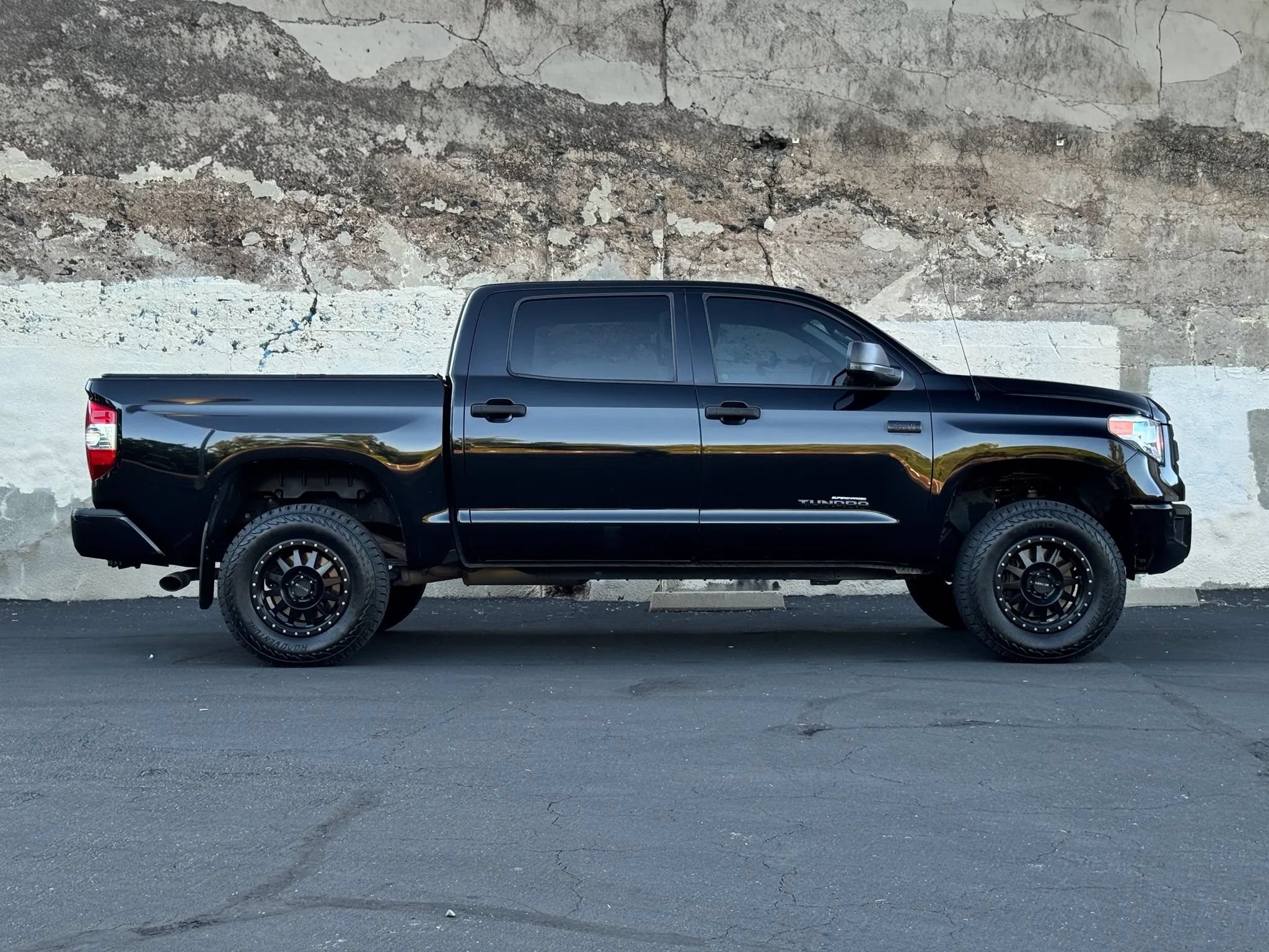 Used 2017 Toyota Tundra Limited w/ Limited Premium Package RWD image 8