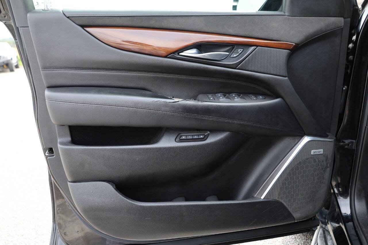 Used 2016 Cadillac Escalade Luxury AWD/4WD image 12