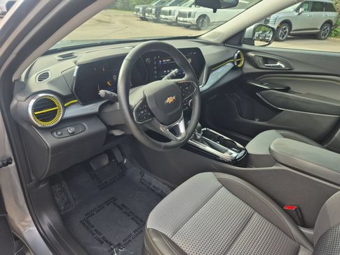 Used 2024 Chevrolet Trax LT w/ Sunroof Package FWD image 11