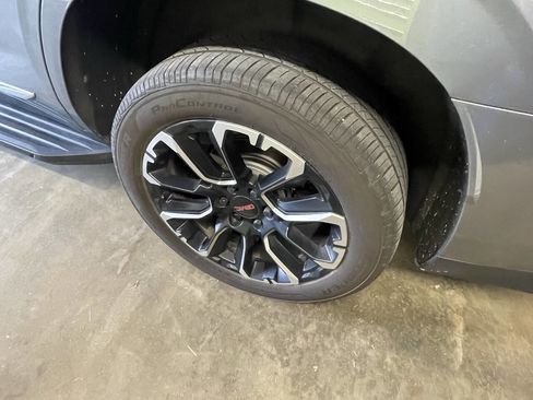 Used 2022 GMC Yukon SLT w/ SLT Premium Package image 9