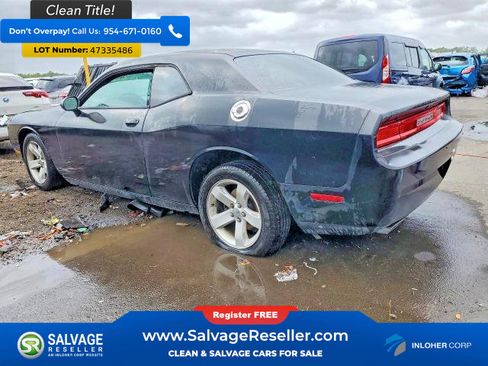 Used 2014 Dodge Challenger SXT RWD image 3
