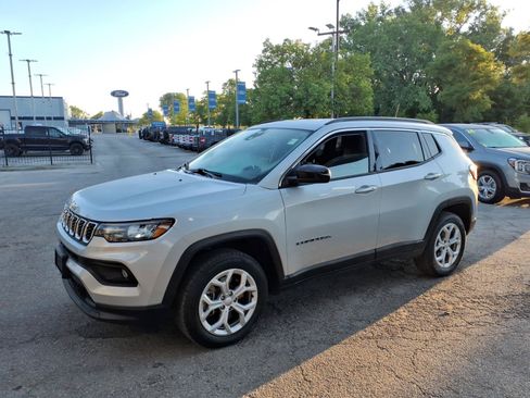 Used 2024 Jeep Compass Latitude AWD/4WD image 6