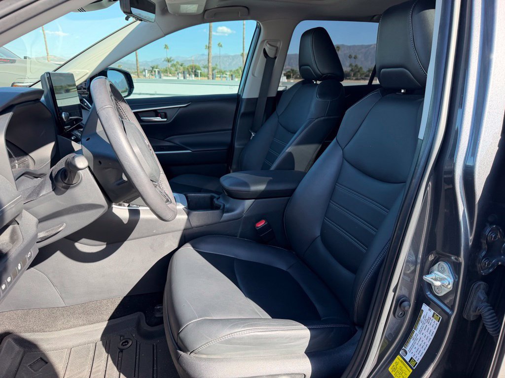 Used 2023 Toyota RAV4 XLE Premium FWD image 5