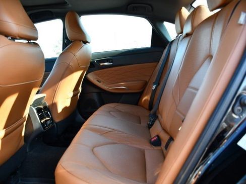 Used 2019 Toyota Avalon Limited image 19