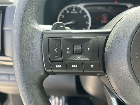 Used 2024 Nissan Pathfinder S image 17