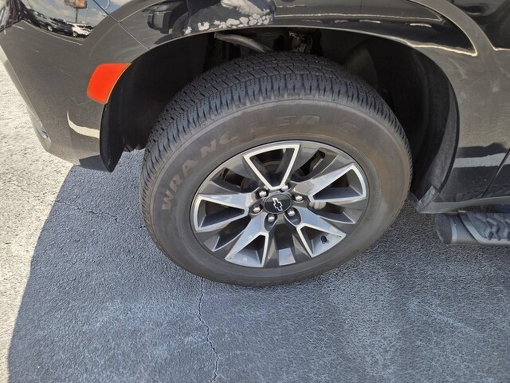 Used 2021 Chevrolet Tahoe Z71 w/ Rear Media and Nav Package AWD/4WD image 2