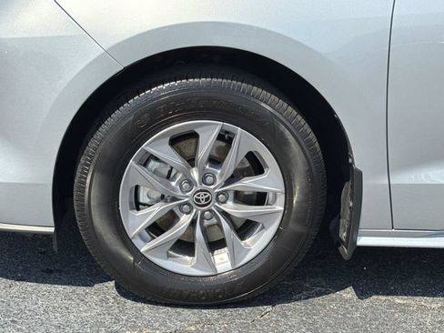 Used 2025 Toyota Sienna XLE FWD image 11