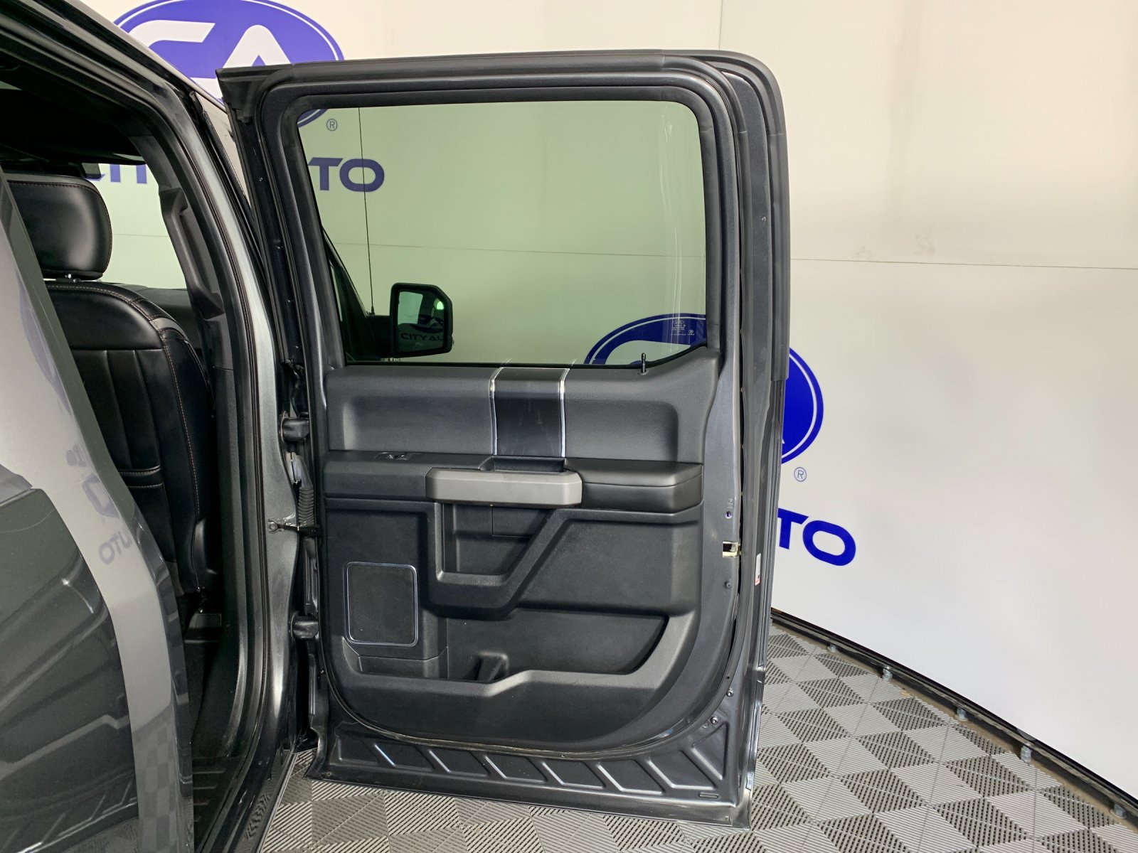 Used 2019 Ford F150 Platinum w/ Equipment Group 701A Luxury AWD/4WD image 34